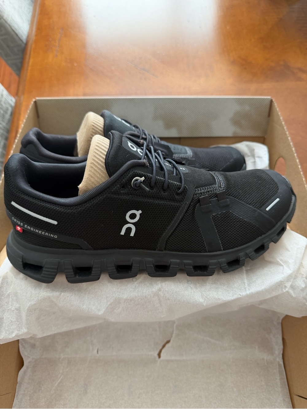 On Cloud 6 Women’s Running Shoes in Black/Black. - Picture 2 of 6